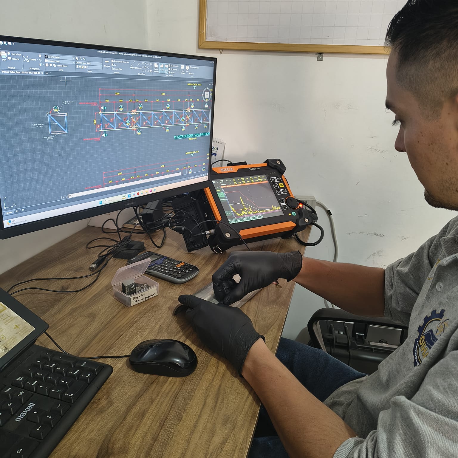 Técnico calibrando equipo de ultrasonido en laboratorio