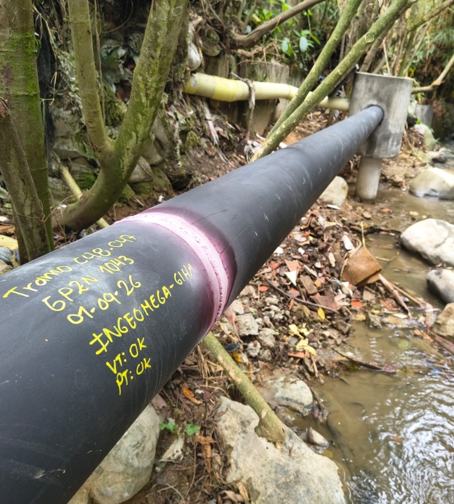 Tubería sobre quebrada con la soldadura marcada tras inspección visual y líquidos penetrantes