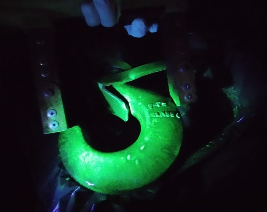 Indicación de partículas magnéticas fluorescentes bajo luz ultravioleta