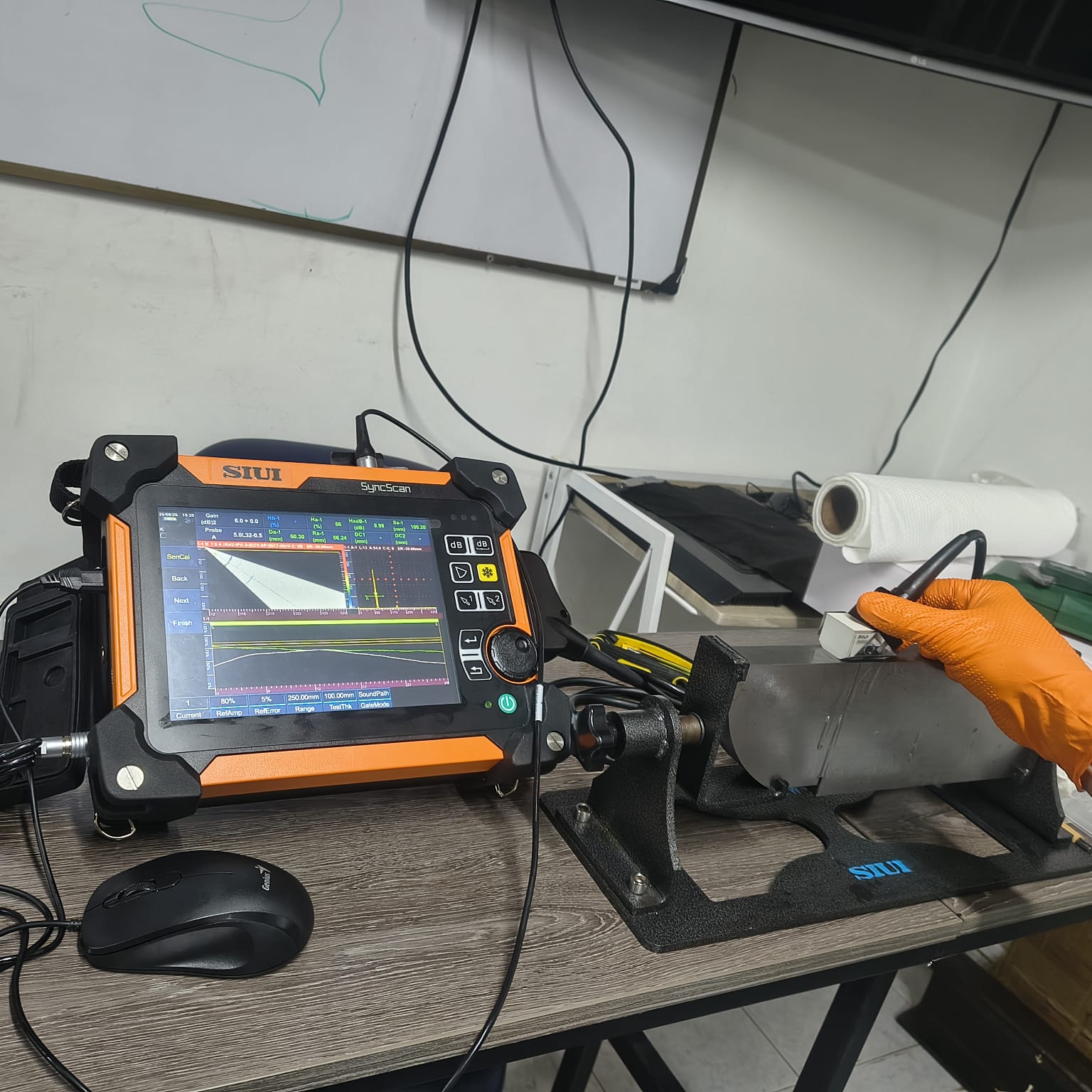 Equipo de ultrasonido phased array sobre una probeta de calibración