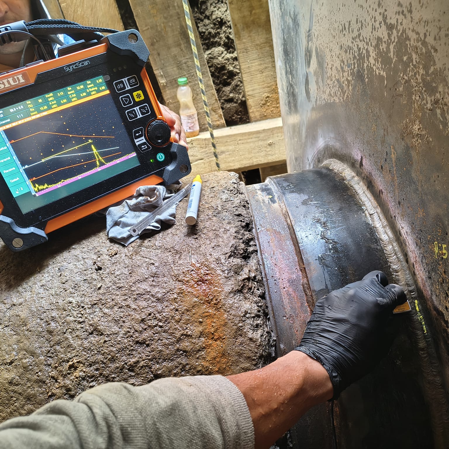 Inspección por ultrasonido de una soldadura de tubería con equipo detector de fallas